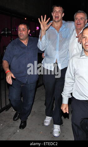 American Footballspieler Rob Gronkowski weiterhin die New England Patriots NFL Super Bowl XLIX feiern gewinnen in den frühen uns am Morgen mit seinem Entouratge Madeo Restaurant in West Hollywood. Rob verließen das Restaurant mit einer triefend nassen Hemd und Hose gerissen. Er posierte für Fotos mit einem Trio von jungen Frauen vor dem Werfen einer Reihe von roten und weißen Rosen mit einem Touchdown-Stil-Action in den Boden.  Mitwirkende: Rob Gronkowski Where: Los Angeles, California, Vereinigte Staaten von Amerika bei: Kredit-2. Februar 2015: 3. Eye/WENN.COM Stockfoto