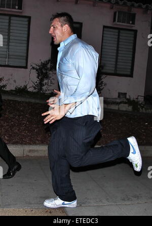 American Footballspieler Rob Gronkowski weiterhin die New England Patriots NFL Super Bowl XLIX feiern gewinnen in den frühen uns am Morgen mit seinem Entouratge Madeo Restaurant in West Hollywood. Rob verließen das Restaurant mit einer triefend nassen Hemd und Hose gerissen. Er posierte für Fotos mit einem Trio von jungen Frauen vor dem Werfen einer Reihe von roten und weißen Rosen mit einem Touchdown-Stil-Action in den Boden.  Mitwirkende: Rob Gronkowski Where: Los Angeles, California, Vereinigte Staaten von Amerika bei: Kredit-2. Februar 2015: 3. Eye/WENN.COM Stockfoto