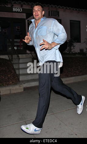 American Footballspieler Rob Gronkowski weiterhin die New England Patriots NFL Super Bowl XLIX feiern gewinnen in den frühen uns am Morgen mit seinem Entouratge Madeo Restaurant in West Hollywood. Rob verließen das Restaurant mit einer triefend nassen Hemd und Hose gerissen. Er posierte für Fotos mit einem Trio von jungen Frauen vor dem Werfen einer Reihe von roten und weißen Rosen mit einem Touchdown-Stil-Action in den Boden.  Mitwirkende: Rob Gronkowski Where: Los Angeles, California, Vereinigte Staaten von Amerika bei: Kredit-2. Februar 2015: 3. Eye/WENN.COM Stockfoto