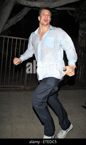 American Footballspieler Rob Gronkowski weiterhin die New England Patriots NFL Super Bowl XLIX feiern gewinnen in den frühen uns am Morgen mit seinem Entouratge Madeo Restaurant in West Hollywood. Rob verließen das Restaurant mit einer triefend nassen Hemd und Hose gerissen. Er posierte für Fotos mit einem Trio von jungen Frauen vor dem Werfen einer Reihe von roten und weißen Rosen mit einem Touchdown-Stil-Action in den Boden.  Mitwirkende: Rob Gronkowski Where: Los Angeles, California, Vereinigte Staaten von Amerika bei: Kredit-2. Februar 2015: 3. Eye/WENN.COM Stockfoto