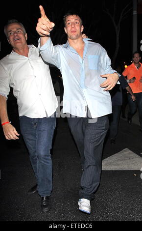 American Footballspieler Rob Gronkowski weiterhin die New England Patriots NFL Super Bowl XLIX feiern gewinnen in den frühen uns am Morgen mit seinem Entouratge Madeo Restaurant in West Hollywood. Rob verließen das Restaurant mit einer triefend nassen Hemd und Hose gerissen. Er posierte für Fotos mit einem Trio von jungen Frauen vor dem Werfen einer Reihe von roten und weißen Rosen mit einem Touchdown-Stil-Action in den Boden.  Mitwirkende: Rob Gronkowski Where: Los Angeles, California, Vereinigte Staaten von Amerika bei: Kredit-2. Februar 2015: 3. Eye/WENN.COM Stockfoto