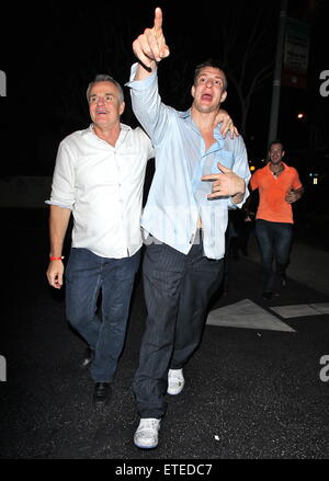 American Footballspieler Rob Gronkowski weiterhin die New England Patriots NFL Super Bowl XLIX feiern gewinnen in den frühen uns am Morgen mit seinem Entouratge Madeo Restaurant in West Hollywood. Rob verließen das Restaurant mit einer triefend nassen Hemd und Hose gerissen. Er posierte für Fotos mit einem Trio von jungen Frauen vor dem Werfen einer Reihe von roten und weißen Rosen mit einem Touchdown-Stil-Action in den Boden.  Mitwirkende: Rob Gronkowski Where: Los Angeles, California, Vereinigte Staaten von Amerika bei: Kredit-2. Februar 2015: 3. Eye/WENN.COM Stockfoto