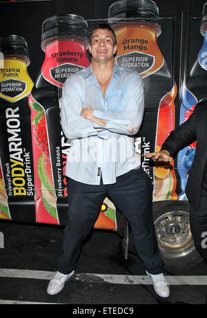 American Footballspieler Rob Gronkowski weiterhin die New England Patriots NFL Super Bowl XLIX feiern gewinnen in den frühen uns am Morgen mit seinem Entouratge Madeo Restaurant in West Hollywood. Rob verließen das Restaurant mit einer triefend nassen Hemd und Hose gerissen. Er posierte für Fotos mit einem Trio von jungen Frauen vor dem Werfen einer Reihe von roten und weißen Rosen mit einem Touchdown-Stil-Action in den Boden.  Mitwirkende: Rob Gronkowski Where: Los Angeles, California, Vereinigte Staaten von Amerika bei: Kredit-2. Februar 2015: 3. Eye/WENN.COM Stockfoto