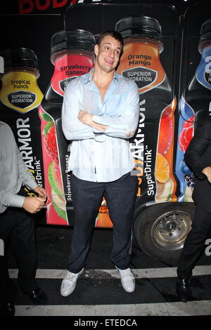 American Footballspieler Rob Gronkowski weiterhin die New England Patriots NFL Super Bowl XLIX feiern gewinnen in den frühen uns am Morgen mit seinem Entouratge Madeo Restaurant in West Hollywood. Rob verließen das Restaurant mit einer triefend nassen Hemd und Hose gerissen. Er posierte für Fotos mit einem Trio von jungen Frauen vor dem Werfen einer Reihe von roten und weißen Rosen mit einem Touchdown-Stil-Action in den Boden.  Mitwirkende: Rob Gronkowski Where: Los Angeles, California, Vereinigte Staaten von Amerika bei: Kredit-2. Februar 2015: 3. Eye/WENN.COM Stockfoto