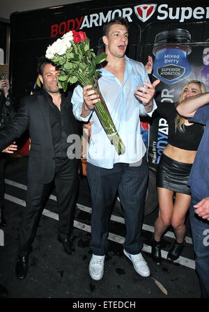 American Footballspieler Rob Gronkowski weiterhin die New England Patriots NFL Super Bowl XLIX feiern gewinnen in den frühen uns am Morgen mit seinem Entouratge Madeo Restaurant in West Hollywood. Rob verließen das Restaurant mit einer triefend nassen Hemd und Hose gerissen. Er posierte für Fotos mit einem Trio von jungen Frauen vor dem Werfen einer Reihe von roten und weißen Rosen mit einem Touchdown-Stil-Action in den Boden.  Mitwirkende: Rob Gronkowski Where: Los Angeles, California, Vereinigte Staaten von Amerika bei: Kredit-2. Februar 2015: 3. Eye/WENN.COM Stockfoto