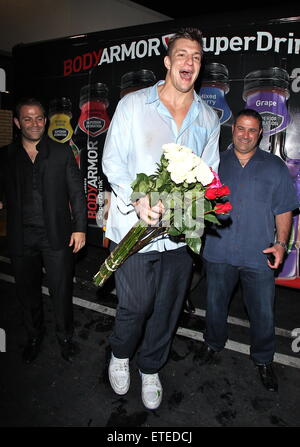 American Footballspieler Rob Gronkowski weiterhin die New England Patriots NFL Super Bowl XLIX feiern gewinnen in den frühen uns am Morgen mit seinem Entouratge Madeo Restaurant in West Hollywood. Rob verließen das Restaurant mit einer triefend nassen Hemd und Hose gerissen. Er posierte für Fotos mit einem Trio von jungen Frauen vor dem Werfen einer Reihe von roten und weißen Rosen mit einem Touchdown-Stil-Action in den Boden.  Mitwirkende: Rob Gronkowski Where: Los Angeles, California, Vereinigte Staaten von Amerika bei: Kredit-2. Februar 2015: 3. Eye/WENN.COM Stockfoto