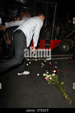 American Footballspieler Rob Gronkowski weiterhin die New England Patriots NFL Super Bowl XLIX feiern gewinnen in den frühen uns am Morgen mit seinem Entouratge Madeo Restaurant in West Hollywood. Rob verließen das Restaurant mit einer triefend nassen Hemd und Hose gerissen. Er posierte für Fotos mit einem Trio von jungen Frauen vor dem Werfen einer Reihe von roten und weißen Rosen mit einem Touchdown-Stil-Action in den Boden.  Mitwirkende: Rob Gronkowski Where: Los Angeles, California, Vereinigte Staaten von Amerika bei: Kredit-2. Februar 2015: 3. Eye/WENN.COM Stockfoto