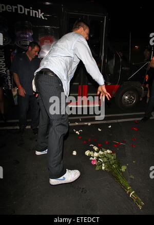 American Footballspieler Rob Gronkowski weiterhin die New England Patriots NFL Super Bowl XLIX feiern gewinnen in den frühen uns am Morgen mit seinem Entouratge Madeo Restaurant in West Hollywood. Rob verließen das Restaurant mit einer triefend nassen Hemd und Hose gerissen. Er posierte für Fotos mit einem Trio von jungen Frauen vor dem Werfen einer Reihe von roten und weißen Rosen mit einem Touchdown-Stil-Action in den Boden.  Mitwirkende: Rob Gronkowski Where: Los Angeles, California, Vereinigte Staaten von Amerika bei: Kredit-2. Februar 2015: 3. Eye/WENN.COM Stockfoto