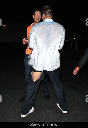 American Footballspieler Rob Gronkowski weiterhin die New England Patriots NFL Super Bowl XLIX feiern gewinnen in den frühen uns am Morgen mit seinem Entouratge Madeo Restaurant in West Hollywood. Rob verließen das Restaurant mit einer triefend nassen Hemd und Hose gerissen. Er posierte für Fotos mit einem Trio von jungen Frauen vor dem Werfen einer Reihe von roten und weißen Rosen mit einem Touchdown-Stil-Action in den Boden.  Mitwirkende: Rob Gronkowski Where: Los Angeles, California, Vereinigte Staaten von Amerika bei: Kredit-2. Februar 2015: 3. Eye/WENN.COM Stockfoto