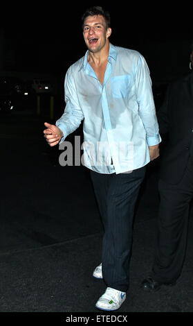 American Footballspieler Rob Gronkowski weiterhin die New England Patriots NFL Super Bowl XLIX feiern gewinnen in den frühen uns am Morgen mit seinem Entouratge Madeo Restaurant in West Hollywood. Rob verließen das Restaurant mit einer triefend nassen Hemd und Hose gerissen. Er posierte für Fotos mit einem Trio von jungen Frauen vor dem Werfen einer Reihe von roten und weißen Rosen mit einem Touchdown-Stil-Action in den Boden.  Mitwirkende: Rob Gronkowski Where: Los Angeles, California, Vereinigte Staaten von Amerika bei: Kredit-2. Februar 2015: 3. Eye/WENN.COM Stockfoto