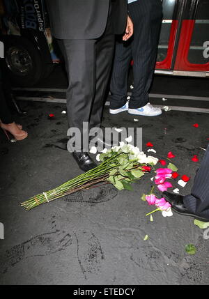 American Footballspieler Rob Gronkowski weiterhin die New England Patriots NFL Super Bowl XLIX feiern gewinnen in den frühen uns am Morgen mit seinem Entouratge Madeo Restaurant in West Hollywood. Rob verließen das Restaurant mit einer triefend nassen Hemd und Hose gerissen. Er posierte für Fotos mit einem Trio von jungen Frauen vor dem Werfen einer Reihe von roten und weißen Rosen mit einem Touchdown-Stil-Action in den Boden.  Mitwirkende: Rob Gronkowski Where: Los Angeles, California, Vereinigte Staaten von Amerika bei: Kredit-2. Februar 2015: 3. Eye/WENN.COM Stockfoto