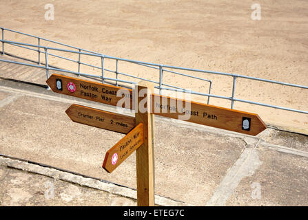 Ein Schild den Weg der Paston Weg und Norfolk Küstenweg auf der Promenade am Overstrand, Norfolk, England, UK. Stockfoto