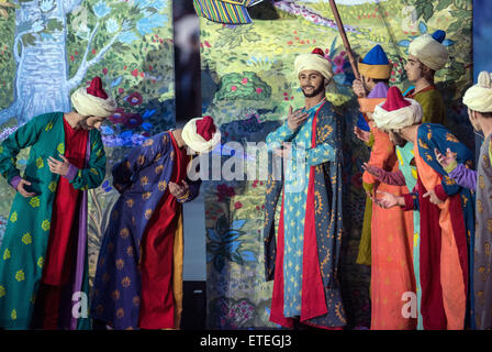 Baku, Aserbaidschan. 12. Juni 2015. Schauspieler führen Sie während der Eröffnungsfeier in Baku, Aserbaidschan, 12. Juni 2015. Die 2015 European Games in Aserbaidschan vom 12. bis 28. Juni 2015 stattfinden. Foto: Bernd Thissen/Dpa/Alamy Live News Stockfoto