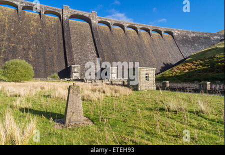 Der Claerwen-Stausee und Talsperre Teil des Elan Tal Stauseen. Powys, Wales, Vereinigtes Königreich. Triangulation Punkt im Vordergrund. Stockfoto