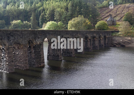 Bögen der untergetaucht Dam mit Straße an der Spitze. Garreg-Ddu Reservoir, Elan-Tal, Powys, Wales, Vereinigtes Königreich, Europa. Stockfoto