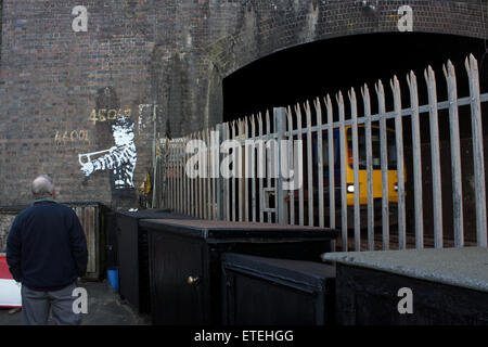 Handelt es sich um eine neue Banksy am Meer?  Bewohner von Dawlish in Devon waren überrascht eine neue und fremde Kunstwerke, die über Nacht auf einem Eisenbahntunnel außerhalb Dawlish Werft erscheinen zu sehen.  Gerüchte kursieren, dass dies ein neues Kunstwerk von Banksy, Experten sind noch die Echtheit des Kunstwerks zu überprüfen.    Lokale Bewohner James Dale sagte das Kunstwerk über Nacht erschien, sah niemand, wer es gemalt wie ein altes Boot normalerweise in der Ecke steht.  Einheimischen erwarten eine Flut von Kunstwerken Fans herab auf die Stadt, das Stück zu untersuchen.  Mitwirkende: Street Art, Graffiti wo: Devon, Vereinigtes Königreich wenn: Stockfoto