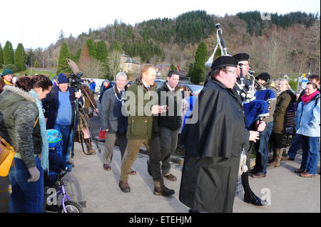 BBC Countryfile Moderatorin und Bauer, Herr Adam Henson, eröffnet der schottischen Lachs-Saison auf dem Fluss Zähne heute Morgen in einer traditionellen Zeremonie, die Herr Henson zu lokalen Malt Whiskey trinken und werfen einige der schottische Malt dann in den Fluss als eine Geste viel Glück, um eine gute Saison erlaubt. Adam Henson wurde mit der Propst für Stirling District Council am Flussufer in Callander Stirlingshire begleitet, wo die Zeremonie durchgeführt wurde.  Einheimische und Kinder aus den umliegenden Schulen nahmen an der Zeremonie, bevor Angler die Saison auf den Weg gebracht.  Mitwirkende: Ansicht, Atmosphäre, Gast wo: Stirl Stockfoto