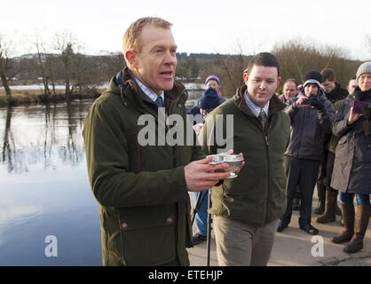 BBC Countryfile Moderatorin und Bauer, Herr Adam Henson, eröffnet der schottischen Lachs-Saison auf dem Fluss Zähne heute Morgen in einer traditionellen Zeremonie, die Herr Henson zu lokalen Malt Whiskey trinken und werfen einige der schottische Malt dann in den Fluss als eine Geste viel Glück, um eine gute Saison erlaubt. Adam Henson wurde mit der Propst für Stirling District Council am Flussufer in Callander Stirlingshire begleitet, wo die Zeremonie durchgeführt wurde.  Einheimische und Kinder aus den umliegenden Schulen nahmen an der Zeremonie, bevor Angler die Saison auf den Weg gebracht.  Mitwirkende: Ansicht, Atmosphäre, Gast wo: Stirl Stockfoto