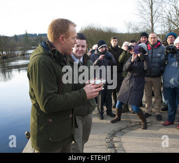 BBC Countryfile Moderatorin und Bauer, Herr Adam Henson, eröffnet der schottischen Lachs-Saison auf dem Fluss Zähne heute Morgen in einer traditionellen Zeremonie, die Herr Henson zu lokalen Malt Whiskey trinken und werfen einige der schottische Malt dann in den Fluss als eine Geste viel Glück, um eine gute Saison erlaubt. Adam Henson wurde mit der Propst für Stirling District Council am Flussufer in Callander Stirlingshire begleitet, wo die Zeremonie durchgeführt wurde.  Einheimische und Kinder aus den umliegenden Schulen nahmen an der Zeremonie, bevor Angler die Saison auf den Weg gebracht.  Mitwirkende: Ansicht, Atmosphäre, Gast wo: Stirl Stockfoto