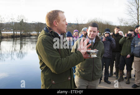 BBC Countryfile Moderatorin und Bauer, Herr Adam Henson, eröffnet der schottischen Lachs-Saison auf dem Fluss Zähne heute Morgen in einer traditionellen Zeremonie, die Herr Henson zu lokalen Malt Whiskey trinken und werfen einige der schottische Malt dann in den Fluss als eine Geste viel Glück, um eine gute Saison erlaubt. Adam Henson wurde mit der Propst für Stirling District Council am Flussufer in Callander Stirlingshire begleitet, wo die Zeremonie durchgeführt wurde.  Einheimische und Kinder aus den umliegenden Schulen nahmen an der Zeremonie, bevor Angler die Saison auf den Weg gebracht.  Mitwirkende: Ansicht, Atmosphäre, Gast wo: Stirl Stockfoto