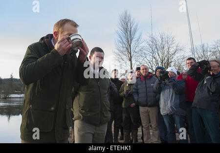 BBC Countryfile Moderatorin und Bauer, Herr Adam Henson, eröffnet der schottischen Lachs-Saison auf dem Fluss Zähne heute Morgen in einer traditionellen Zeremonie, die Herr Henson zu lokalen Malt Whiskey trinken und werfen einige der schottische Malt dann in den Fluss als eine Geste viel Glück, um eine gute Saison erlaubt. Adam Henson wurde mit der Propst für Stirling District Council am Flussufer in Callander Stirlingshire begleitet, wo die Zeremonie durchgeführt wurde.  Einheimische und Kinder aus den umliegenden Schulen nahmen an der Zeremonie, bevor Angler die Saison auf den Weg gebracht.  Mitwirkende: Ansicht, Atmosphäre, Gast wo: Stirl Stockfoto