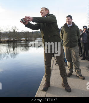 BBC Countryfile Moderatorin und Bauer, Herr Adam Henson, eröffnet der schottischen Lachs-Saison auf dem Fluss Zähne heute Morgen in einer traditionellen Zeremonie, die Herr Henson zu lokalen Malt Whiskey trinken und werfen einige der schottische Malt dann in den Fluss als eine Geste viel Glück, um eine gute Saison erlaubt. Adam Henson wurde mit der Propst für Stirling District Council am Flussufer in Callander Stirlingshire begleitet, wo die Zeremonie durchgeführt wurde.  Einheimische und Kinder aus den umliegenden Schulen nahmen an der Zeremonie, bevor Angler die Saison auf den Weg gebracht.  Mitwirkende: Ansicht, Atmosphäre, Gast wo: Stirl Stockfoto