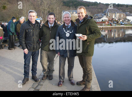 BBC Countryfile Moderatorin und Bauer, Herr Adam Henson, eröffnet der schottischen Lachs-Saison auf dem Fluss Zähne heute Morgen in einer traditionellen Zeremonie, die Herr Henson zu lokalen Malt Whiskey trinken und werfen einige der schottische Malt dann in den Fluss als eine Geste viel Glück, um eine gute Saison erlaubt. Adam Henson wurde mit der Propst für Stirling District Council am Flussufer in Callander Stirlingshire begleitet, wo die Zeremonie durchgeführt wurde.  Einheimische und Kinder aus den umliegenden Schulen nahmen an der Zeremonie, bevor Angler die Saison auf den Weg gebracht.  Mitwirkende: Ansicht, Atmosphäre, Gast wo: Stirl Stockfoto