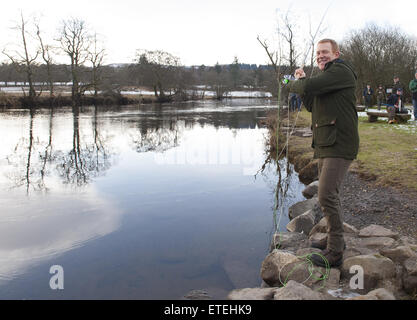 BBC Countryfile Moderatorin und Bauer, Herr Adam Henson, eröffnet der schottischen Lachs-Saison auf dem Fluss Zähne heute Morgen in einer traditionellen Zeremonie, die Herr Henson zu lokalen Malt Whiskey trinken und werfen einige der schottische Malt dann in den Fluss als eine Geste viel Glück, um eine gute Saison erlaubt. Adam Henson wurde mit der Propst für Stirling District Council am Flussufer in Callander Stirlingshire begleitet, wo die Zeremonie durchgeführt wurde.  Einheimische und Kinder aus den umliegenden Schulen nahmen an der Zeremonie, bevor Angler die Saison auf den Weg gebracht.  Mitwirkende: Ansicht, Atmosphäre, Gast wo: Stirl Stockfoto