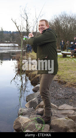 BBC Countryfile Moderatorin und Bauer, Herr Adam Henson, eröffnet der schottischen Lachs-Saison auf dem Fluss Zähne heute Morgen in einer traditionellen Zeremonie, die Herr Henson zu lokalen Malt Whiskey trinken und werfen einige der schottische Malt dann in den Fluss als eine Geste viel Glück, um eine gute Saison erlaubt. Adam Henson wurde mit der Propst für Stirling District Council am Flussufer in Callander Stirlingshire begleitet, wo die Zeremonie durchgeführt wurde.  Einheimische und Kinder aus den umliegenden Schulen nahmen an der Zeremonie, bevor Angler die Saison auf den Weg gebracht.  Mitwirkende: Ansicht, Atmosphäre, Gast wo: Stirl Stockfoto