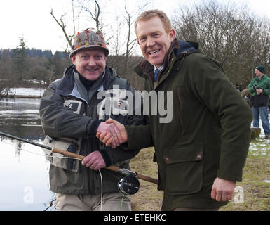 BBC Countryfile Moderatorin und Bauer, Herr Adam Henson, eröffnet der schottischen Lachs-Saison auf dem Fluss Zähne heute Morgen in einer traditionellen Zeremonie, die Herr Henson zu lokalen Malt Whiskey trinken und werfen einige der schottische Malt dann in den Fluss als eine Geste viel Glück, um eine gute Saison erlaubt. Adam Henson wurde mit der Propst für Stirling District Council am Flussufer in Callander Stirlingshire begleitet, wo die Zeremonie durchgeführt wurde.  Einheimische und Kinder aus den umliegenden Schulen nahmen an der Zeremonie, bevor Angler die Saison auf den Weg gebracht.  Mitwirkende: Ansicht, Atmosphäre, Gast wo: Stirl Stockfoto