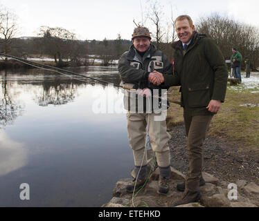 BBC Countryfile Moderatorin und Bauer, Herr Adam Henson, eröffnet der schottischen Lachs-Saison auf dem Fluss Zähne heute Morgen in einer traditionellen Zeremonie, die Herr Henson zu lokalen Malt Whiskey trinken und werfen einige der schottische Malt dann in den Fluss als eine Geste viel Glück, um eine gute Saison erlaubt. Adam Henson wurde mit der Propst für Stirling District Council am Flussufer in Callander Stirlingshire begleitet, wo die Zeremonie durchgeführt wurde.  Einheimische und Kinder aus den umliegenden Schulen nahmen an der Zeremonie, bevor Angler die Saison auf den Weg gebracht.  Mitwirkende: Ansicht, Atmosphäre, Gast wo: Stirl Stockfoto