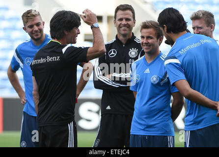 Faro, Portugal. 12. Juni 2015. Deutsche Bundestrainer Joachim Loew (2. von links) im Gespräch mit Christoph Kramer (l-R), Oliver Bierhoff, Mario Goetze, Sami Khedira und Andre Schuerrle während einer Trainingseinheit im Stadion Algarve in Faro, Portugal, 12. Juni 2015. Deutschland wird Gibraltar in der Europäischen Qualifikation in Faro am 13. Juni 2015 stellen. Foto: Arne Dedert/Dpa/Alamy Live-Nachrichten Stockfoto