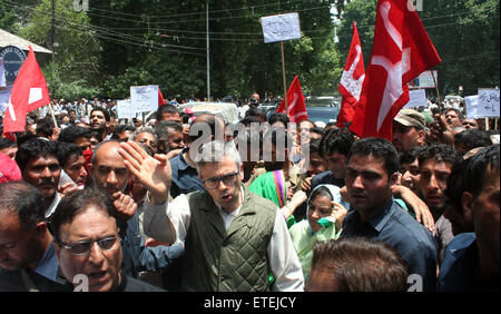 Srinagar, Kaschmir. 13. Juni 2015.Former Chief Minister Omar Abdullah führt März gegen Jammu und Kaschmir Regierung nahm eine massive Protestkundgebung gegen die PDP-BJP-Regierung in dem Staat, Polizei Barrikaden brechen und trotzen Baton kostenlos erreiche Srinagar der historischen Lal Chowk.Mr Abdullah führte die Rallye von Sher-e-Kaschmir-Park, wo Hunderte von seinen Anhängern aus über das Tal auf der NC-arbeiten-Präsident warteten , um das "Versagen" der Landesregierung die 100 Tage der letzten Woche Kredit abgeschlossen markieren: Sofi Suhail/Alamy Live News Stockfoto