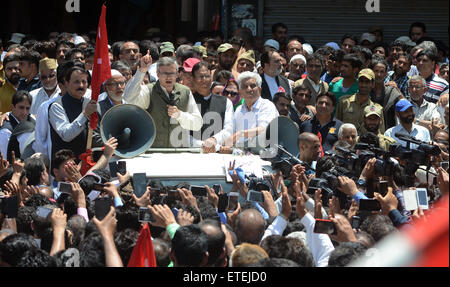 Srinagar, indischen verabreicht Kaschmir: 13June Unterstützer von Jammu und Kaschmir Zustand größte Oppositionspartei nationale Konferenz (NC) hören zu ihrem Anführer Omar Abdullah, (Mitte) gegen die PDP-BJP-Regierung in den Staat, Polizei Barrikaden brechen und trotzen Baton kostenlos erreiche Srinagar der historischen Lal Chowk.Mr Abdullah führte die Rallye von Sher-e-Kaschmir-Park, wo Hunderte von seinen Anhängern aus über das Tal der NC-arbeiten-Präsident warteten , um das "Versagen" der Landesregierung die 100 Tage der letzten Woche Kredit abgeschlossen markieren: Sofi Suhail/Alamy Live News Stockfoto