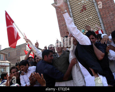 Srinagar, Kaschmir. 13. Juni 2015. Ehemaliger Chief Minister Omar Abdullah führt März gegen Jammu und Kaschmir Regierung nahm eine massive Protestkundgebung gegen die PDP-BJP-Regierung in dem Staat, Polizei Barrikaden brechen und trotzen Baton kostenlos erreiche Srinagar der historischen Lal Chowk.Mr Abdullah führte die Rallye von Sher-e-Kaschmir-Park, wo Hunderte von seinen Anhängern aus über das Tal auf der NC-arbeiten-Präsident warteten , um das "Versagen" der Landesregierung die 100 Tage der letzten Woche Kredit abgeschlossen markieren: Sofi Suhail/Alamy Live News Stockfoto