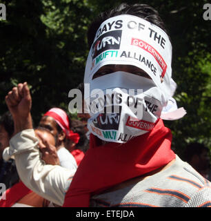 Srinagar, Kaschmir. 13. Juni, 2015.Supporters von Jammu und Kaschmir Zustand größte Oppositionspartei nationale Konferenz (NC) schreien Parolen, die eine massive Protestkundgebung gegen die PDP-BJP-Regierung in den Staat, gegen Jammu und Kaschmir Regierung nahm führte Polizei Barrikaden brechen und trotzen Baton kostenlos erreiche Srinagar der historischen Lal Chowk.Mr Abdullah die Rallye von Sher-e-Kaschmir-Park, wo Hunderte von seinen Anhängern aus über das Tal auf der NC-arbeiten-Präsident warteten , um das "Versagen" der Landesregierung die 100 Tage letzte Woche. abgeschlossen markieren © Sofi Suhail/Ala Stockfoto