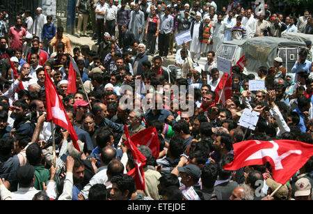 Srinagar, Kaschmir. 13. Juni 2015.Former Chief Minister Omar Abdullah führt März gegen Jammu und Kaschmir Regierung nahm eine massive Protestkundgebung gegen die PDP-BJP-Regierung in dem Staat, Polizei Barrikaden brechen und trotzen Baton kostenlos erreiche Srinagar der historischen Lal Chowk.Mr Abdullah führte die Rallye von Sher-e-Kaschmir-Park, wo Hunderte von seinen Anhängern aus über das Tal auf der NC-arbeiten-Präsident warteten , um das "Versagen" der Landesregierung die 100 Tage der letzten Woche Kredit abgeschlossen markieren: Sofi Suhail/Alamy Live News Stockfoto