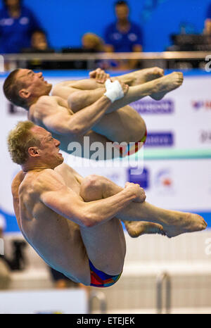 Rostock, Deutschland. 12. Juni 2015. Russische Taucher und Titelverteidiger champions Ilja Sacharow und Jewgeni Kusnezow in die Männer 3 Meter synchron Finale in der Tauchen-Europameisterschaften im der Neptunschwimmhalle in Rostock, Deutschland, 12. Juni 2015. Die Russen gewonnen und ihren Titel zu behalten. JENS Büttner/Dpa/Alamy Live News Stockfoto