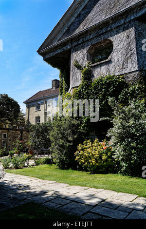 Das privat geführte Priory Bay Hotel ist ein architektonisches Vermächtnis von mehr als 700 Jahren. Es ist an der Ostküste der Isle Of Wight. Stockfoto