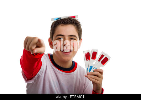 Ein kaukasischen junge trägt eine Brille 3D Kino Papier auf dem Kopf mit roten und himmelblauen Linsen und anderen 4, mit linken Zeigefinger Index Betrachter mit rechten Hand hält Stockfoto