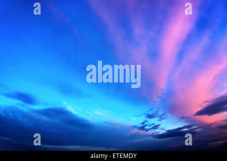 Dämmerung Himmelshintergrund in dunkelblau mit lebendigen rosa Wolken Stockfoto