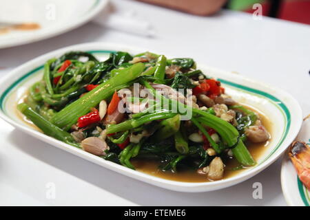 Gebratener Wasserspinat mit Knoblauch einrühren Stockfoto