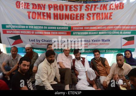 Srinagar, Kaschmir. 13. Juni 2015. Vorstandsvorsitzender der Jammu Kaschmir Liberation Front (GEISELN) Yasin Malik, mit anderen Partei Arbeiter auf eine ganztägige Hungerstreik Malik und Unterstützer protestieren gegen eine Regierung Regierungsauftrags vor Wald Übergriffen behauptet, dass das gleiche abzielt, vertreiben die nomadischen Muslime in der Jammu Region Credit: Sofi Suhail/Alamy Live News Stockfoto