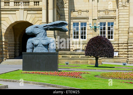 Cartwright Hall, Bradford, West Yorkshire, England UK, mit Hase-Skulptur von Sophie Ryder Stockfoto