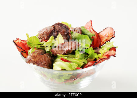 Hähnchen-Leber-Salat mit knusprigen Speckstreifen Stockfoto