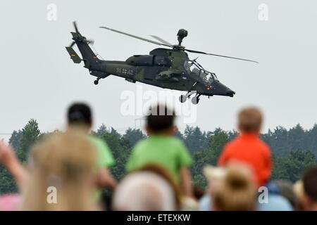 Fritzlar, Deutschland. 13. Juni 2015. Ein Tiger Angriff Hubschrauber fliegen über Besucher am Tag der Bundeswehr (German Armed Forces Day) in Fritzlar, Deutschland, 13. Juni 2015. Anlässlich des 60. Jahrestages des Bestehens der Bundeswehr fördert das deutsche Militär selbst an 15 Standorten bundesweit. Teil der Autobahn Bundesautobahn 49 wird geschlossen, um Platz für die 100'000 erwarteten Besucher machen. Foto: UWE ZUCCHI/DPA/Alamy Live-Nachrichten Stockfoto