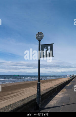 Weise Marker auf halbem Weg am Meer entlang Lang Scots Meile Ayr Scotland Firth of Clyde auf schönen Maifeiertag Wetter blauen Himmel gehen Stockfoto