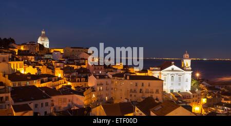 Eine Nachtaufnahme von Alfama in Lissabon Stockfoto