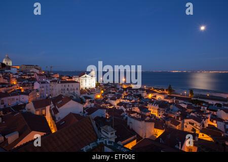 Eine Nachtaufnahme von Alfama von Mirodouro Santa Luiz in Lissabon Stockfoto