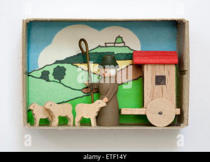 Vintage Matchbox mit Hand gemacht Holz Volkskunst Spielzeug. Erzgebirgische Volkskunst in der Zundholzschachtel Stockfoto